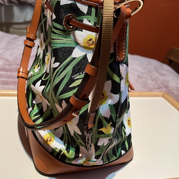 NWOT Dooney and Bourke flowered bag. Gorgeous. Purchased never used - Picture 6 of 10